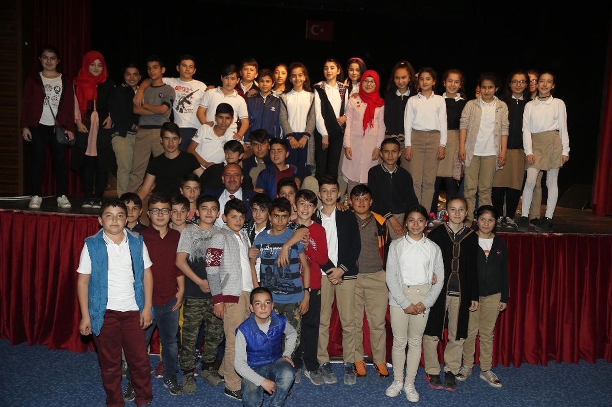 Gölbaşı\'nda 10 Bin Öğrenci Tiyatro ile Buluştu