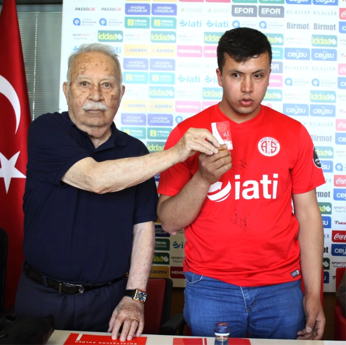 Görme Engelli Ömer, Antalyaspor Üyesi Oldu