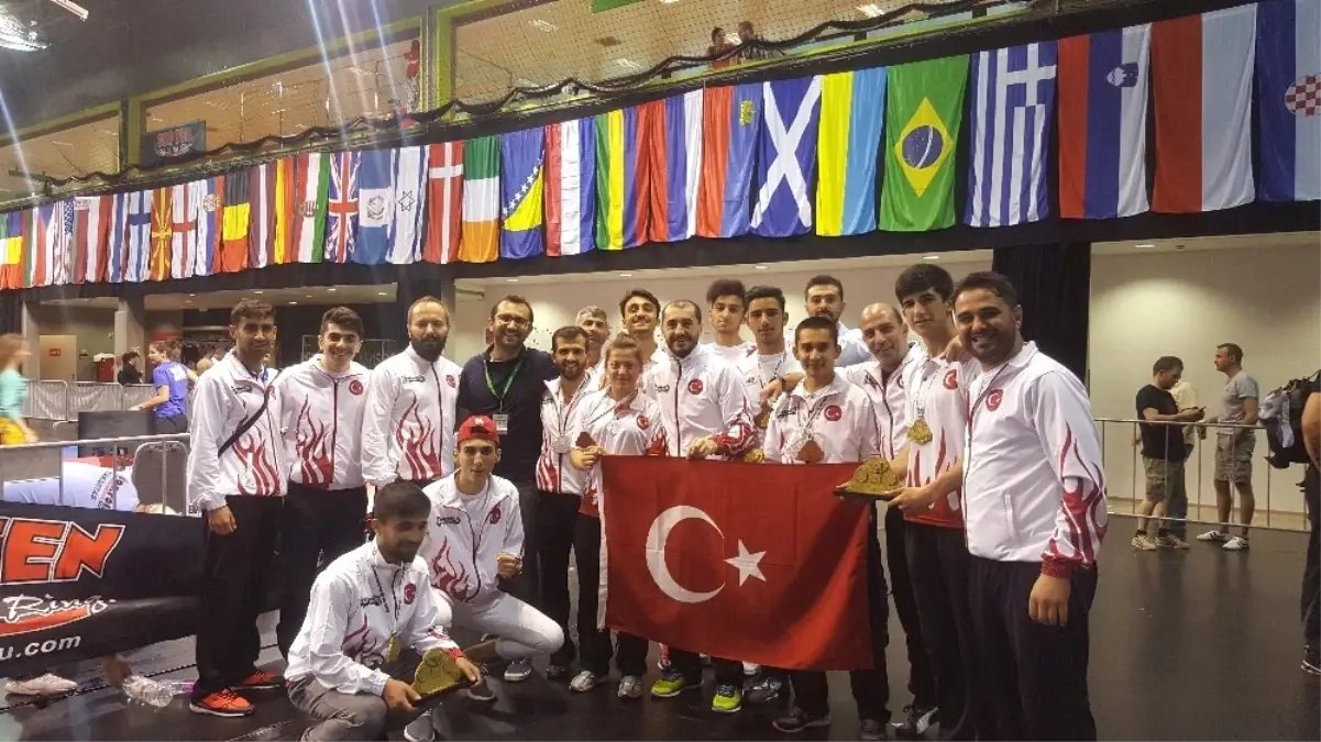 Kick Boks Şampiyonası Sporcuları Madalya Yağmuruna Tutuldu