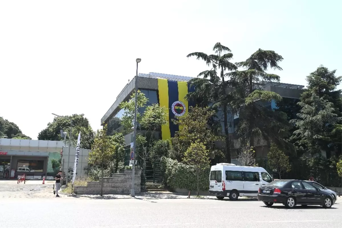 Köprülere Dev Fenerbahçe Bayrakları Asıldı