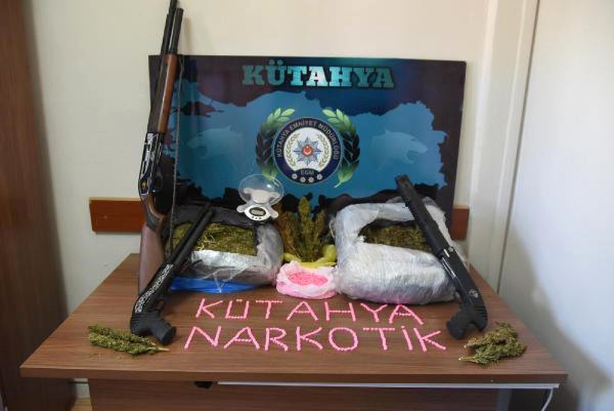 Kütahya\'da Esrar ve Hap Ele Geçirildi, 2 Gözaltı