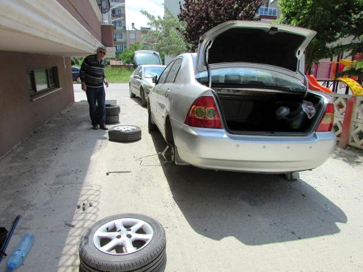 Lastiklerini Patlatanı Yakalamak İsteyen Emekliye Kamera Kaydı Şoku