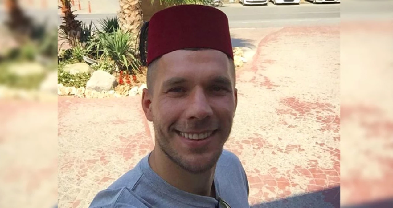 Lukas Podolski\'den Güldüren Paylaşım: Fes Başıma Fes Başıma