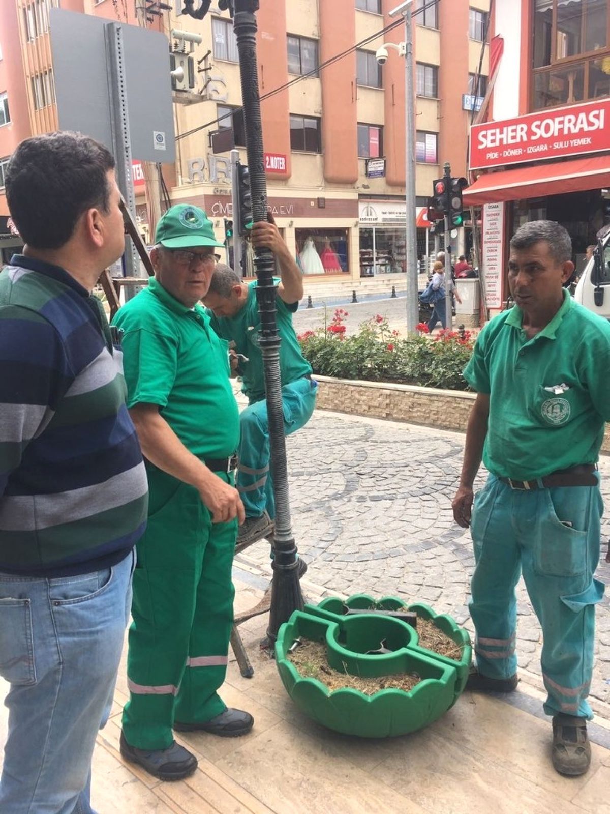Milas\'ta Çiçekler Aydınlatmalarda Soldu