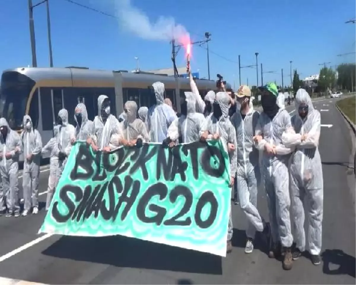 NATO Karargahı Önünde Protesto