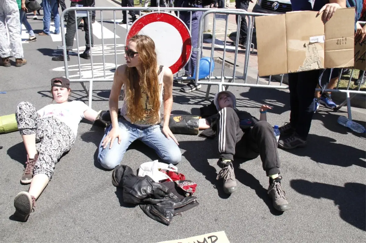 NATO Zirvesi ve Trump Protesto Edildi