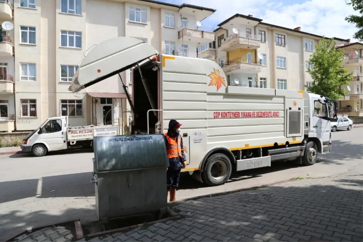 Niğde Belediyesi Çöp Konteynırlarını Temizliyor