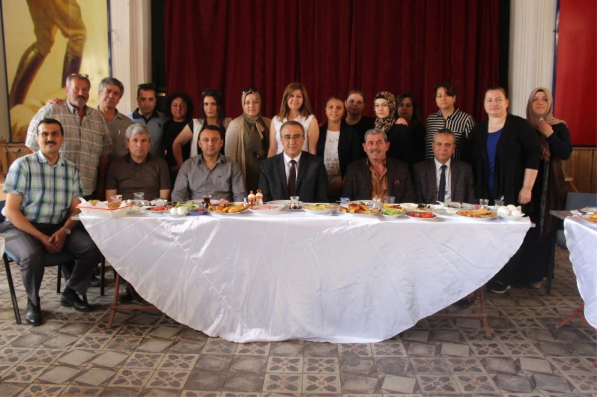 Öğrenciler Başkan Karaçoban\'ı Kahvaltıda Ağırladı