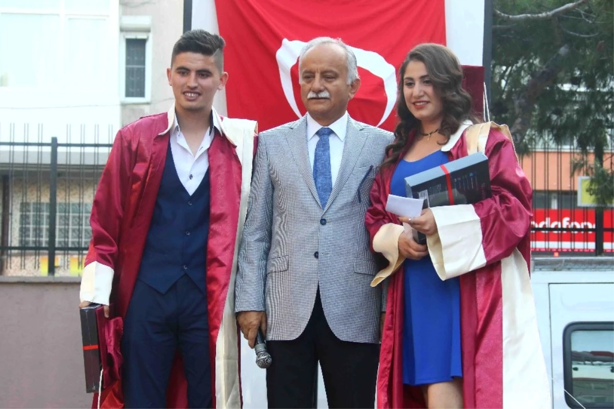 Öğrenciler Diplomalarını Başkan Karabağ\'dan Aldı