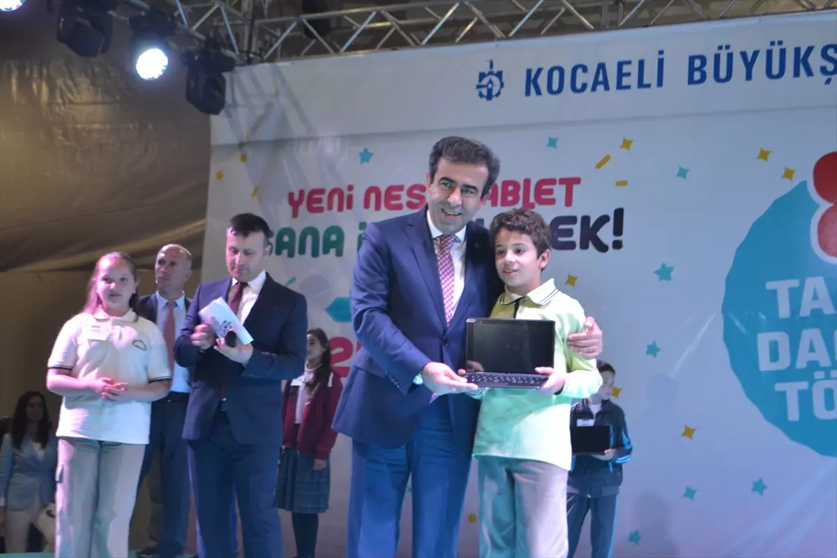 Öğrencilere Tablet Dağıtıldı