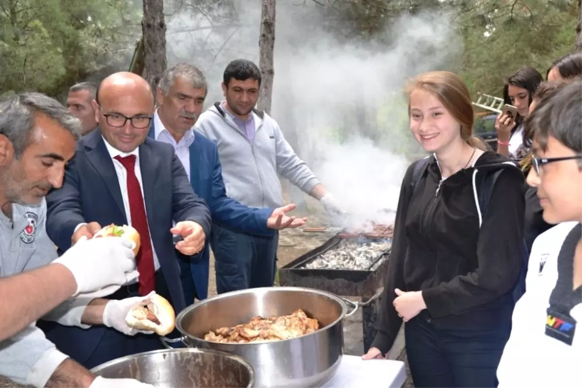 Oral, Gençlerle Piknikte Buluştu