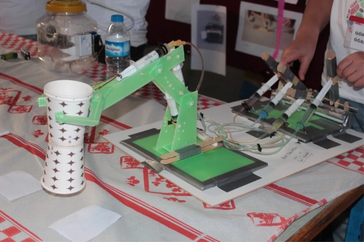 Ortaokul Öğrencisi 40 TL\'lik Malzemeyle Robot Kol Yaptı