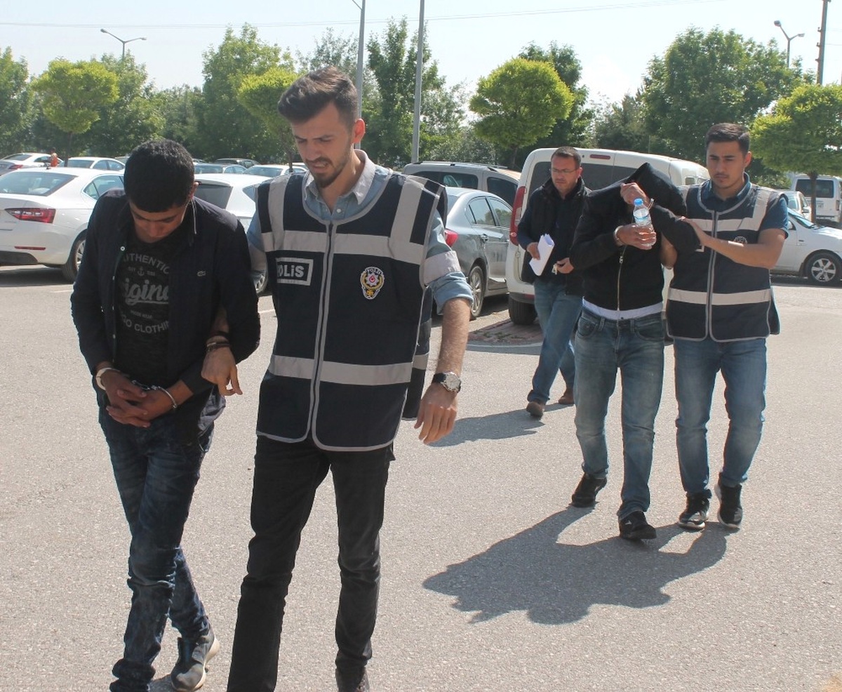 Otomobil Çalıp Parkta Çekirdek Yerken Yakalanan Şüpheliler Tutuklandı