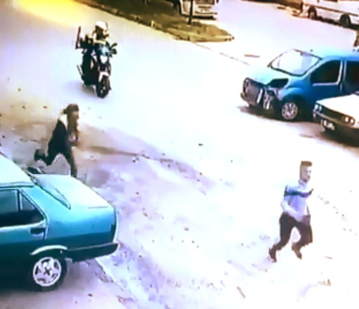 Polisi Görünce Seyir Halindeki Motosikletten Atlayıp Kaçtılar