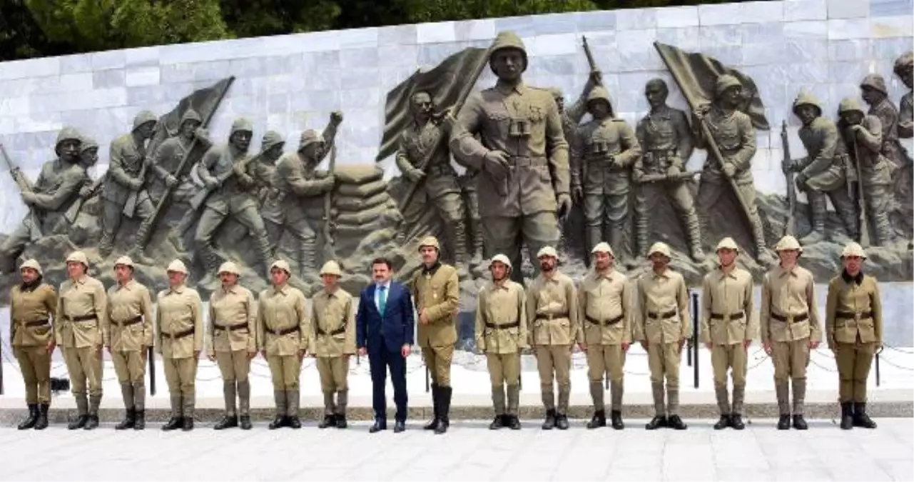 Şehitlikte Tiyatral Gösteriyle Çanakkale Ruhu Yaşatılıyor