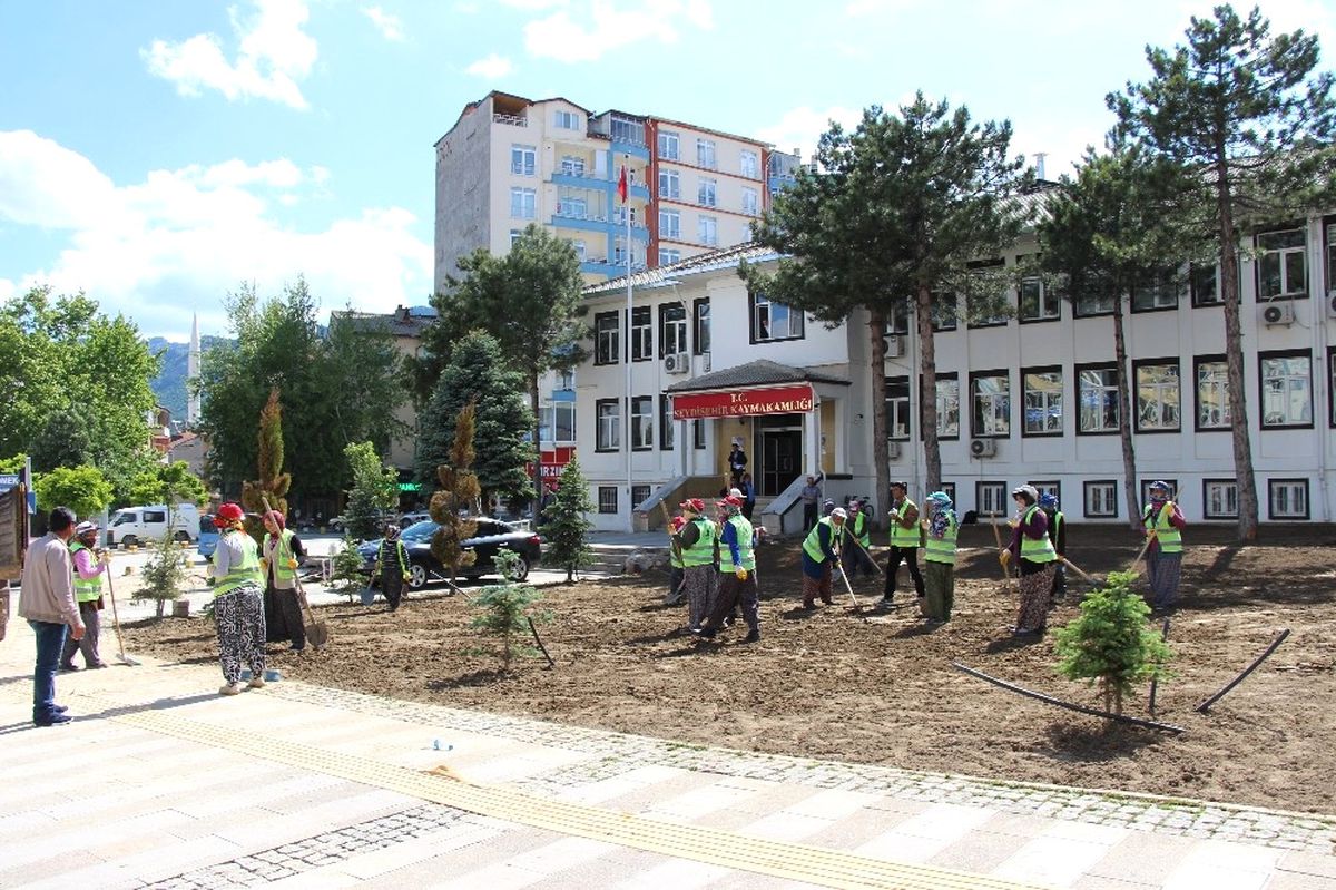 Seydişehir Belediyesi\'nden Kaymakamlık Binası Etrafına Çevre Düzenlemesi