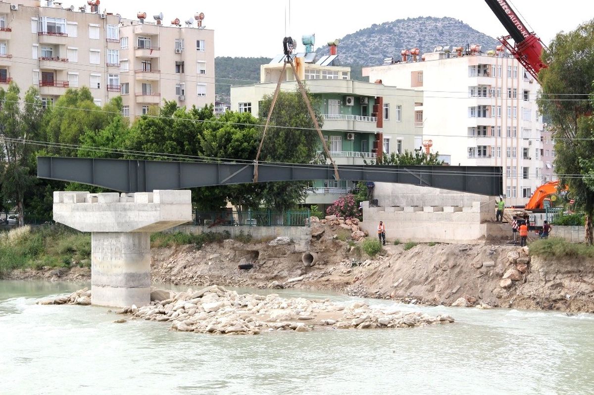 Silifke\'de 4. Köprünün Çelik Kirişleri Konuldu