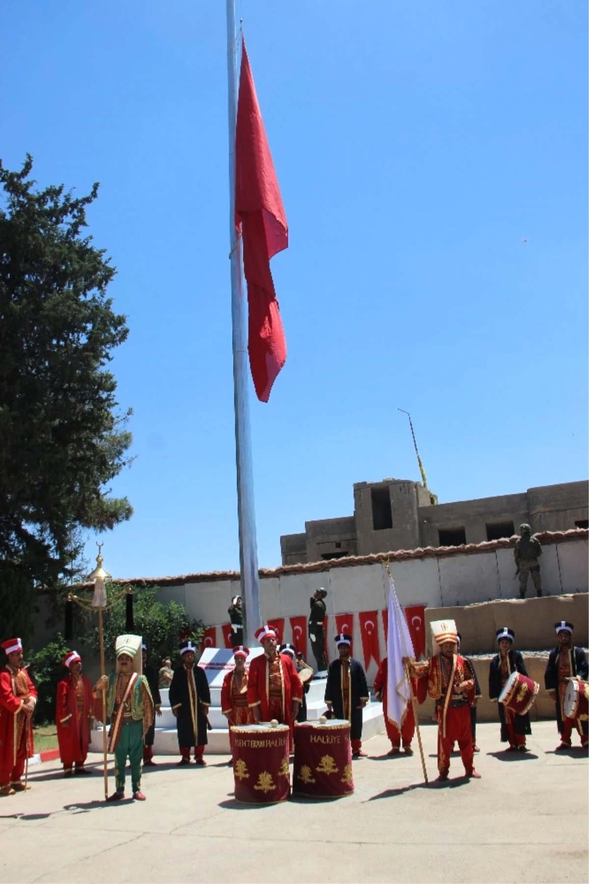 Suriye Sınırına Mehter Marşı\'yla Dev Türk Bayrağı Çekildi