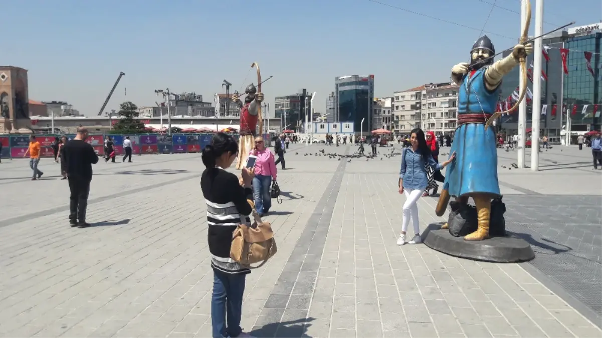 Taksim Meydanı\'nda \'Okçu\' Heykelleri