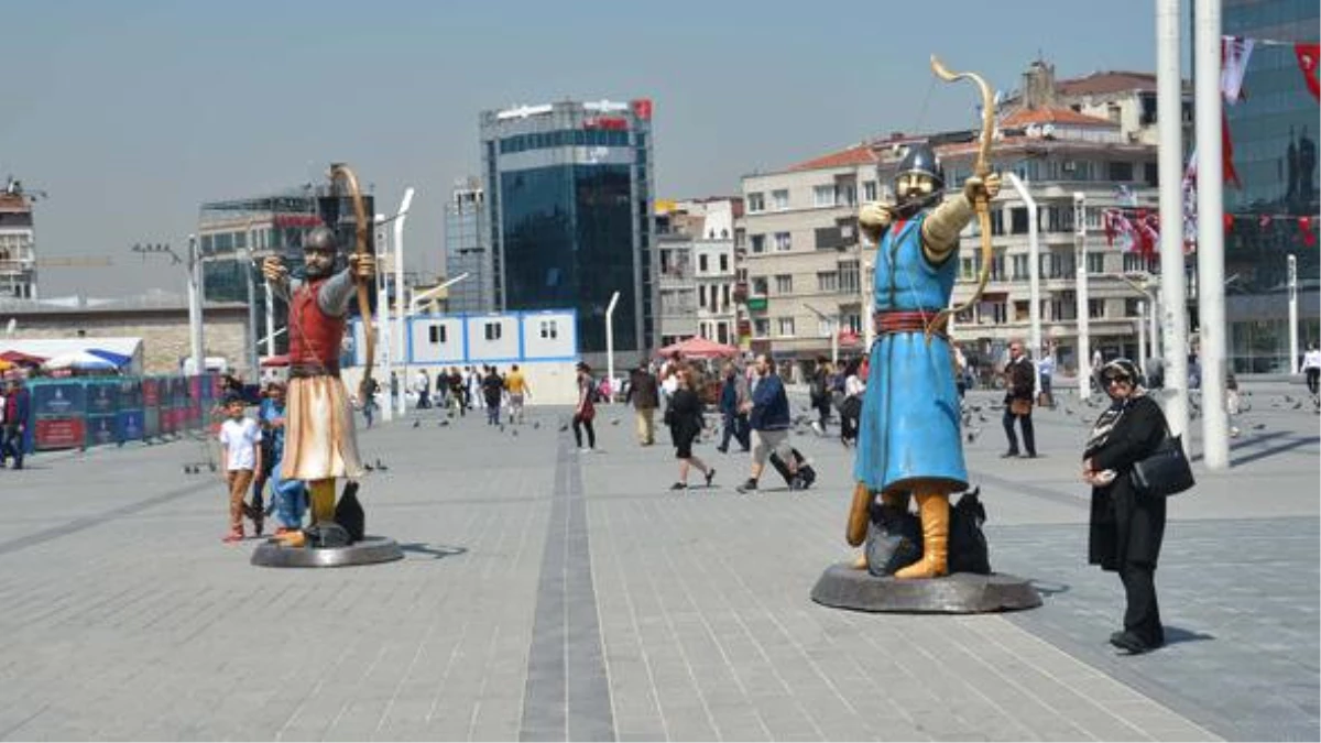 Taksim Meydanı\'ndaki \'Okçu\' Heykelleri Turistleri Şaşırttı