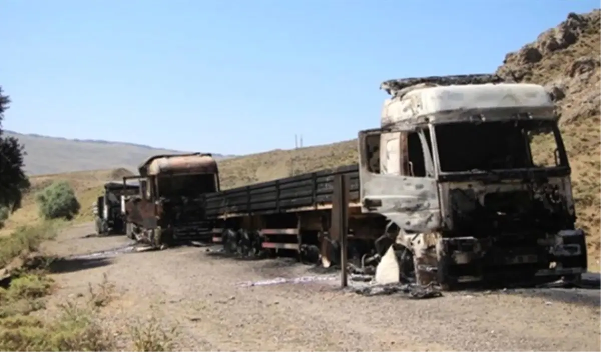 Yol Kesen Teröristler Araç Yaktı