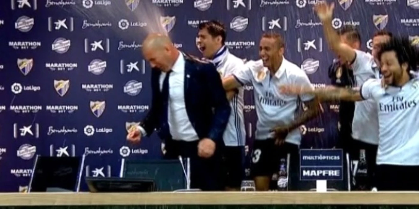 Real Madrid\'li Oyuncular, Basın Toplantısında Zidane\'ı Sırılsıklam Etti