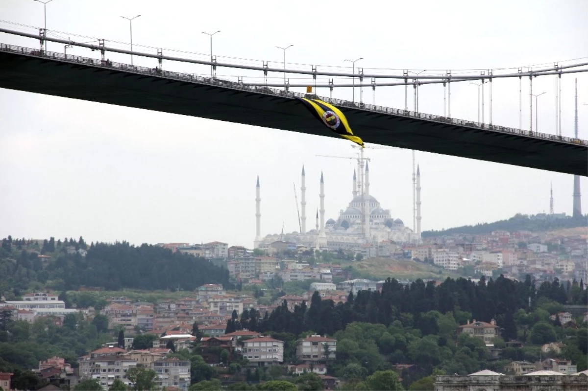 15 Temmuz Şehitler Köprüsü\'ne Fenerbahçe Bayrağı Asıldı
