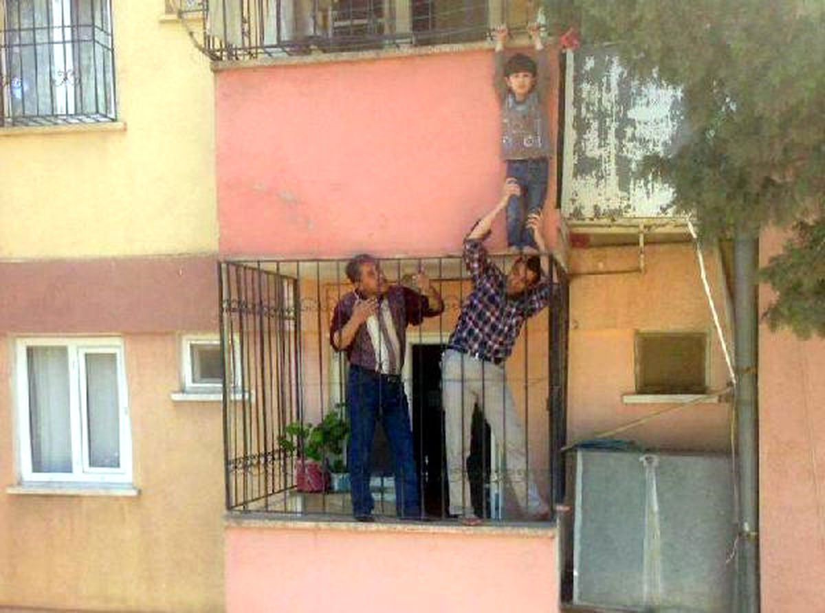 5\'inci Katta Mahsur Kalan Engelli Çocuk Kurtarıldı