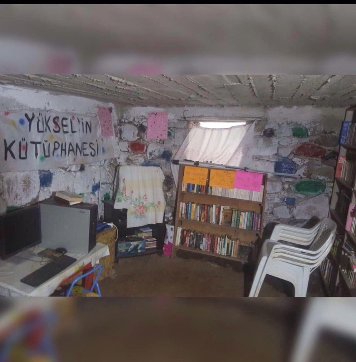 Ahırı Kütüphaneye Çevirdi