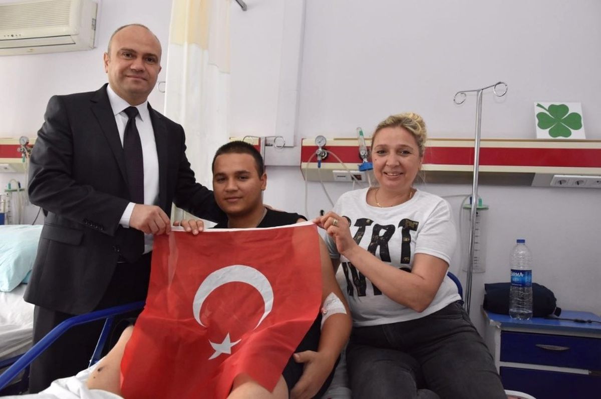 AK Parti\'li Mersinli Hastanedeki Askerleri Ziyaret Etti