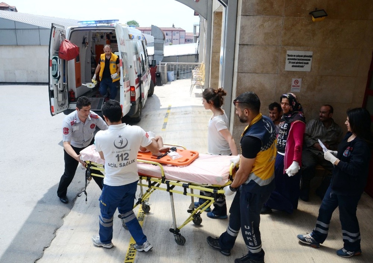 Anne ve 2 Yaşındaki Oğluna Otomobil Çarptı