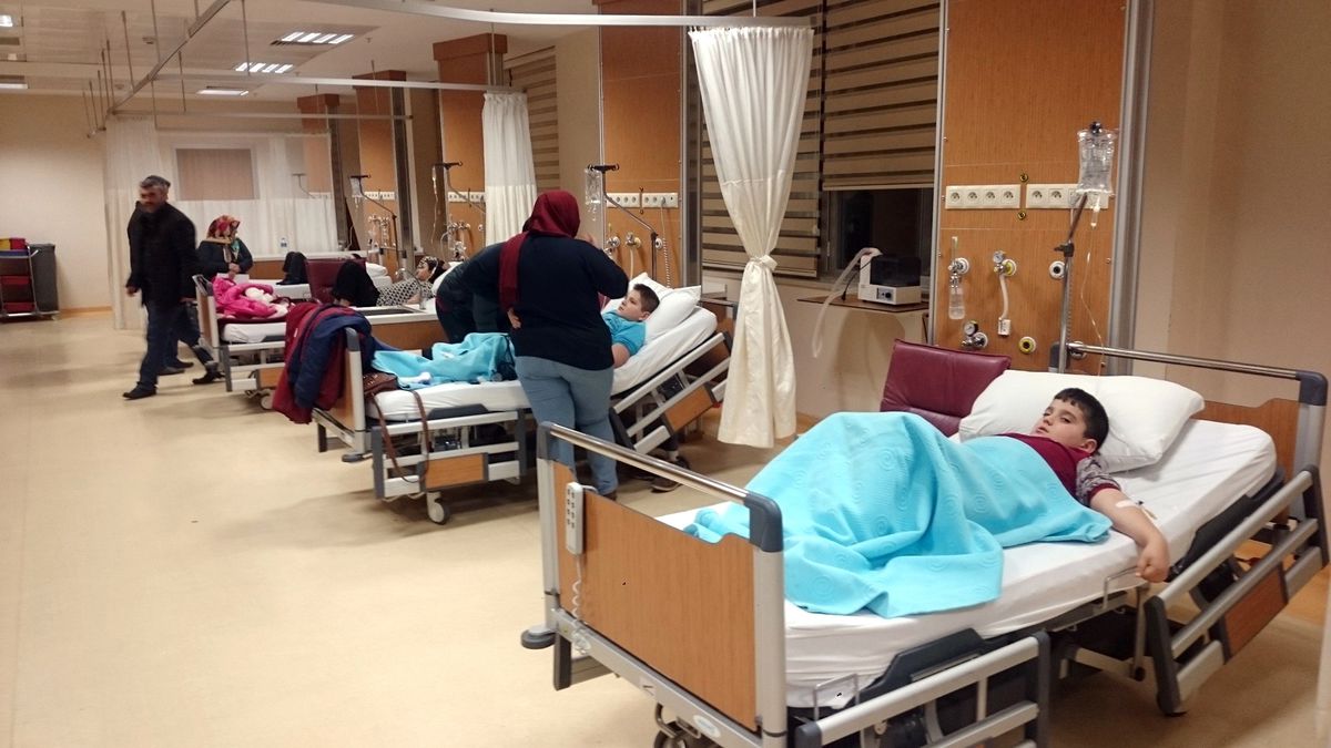 Antalya\'da 6 Öğrenci Gıdadan Zehirlendi