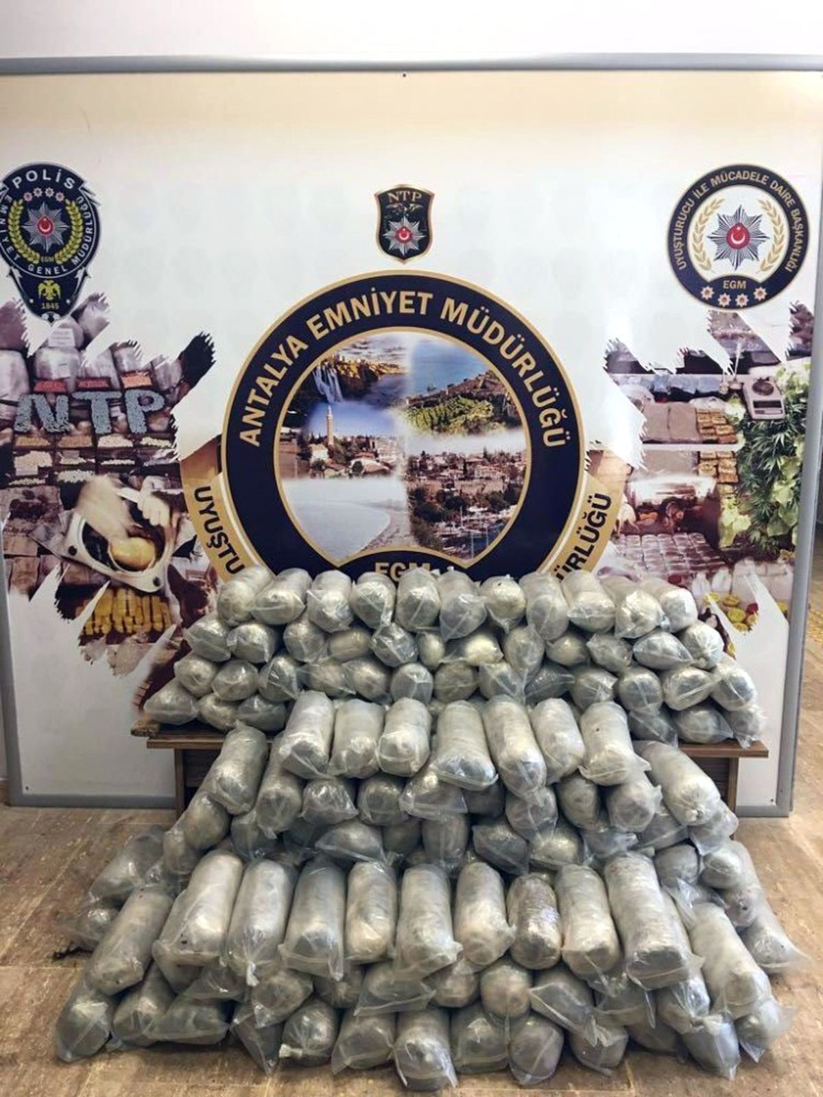 Antalya\'da Traktör Lastiğindeki Uyuşturucu Sevkiyatı Polise Takıldı