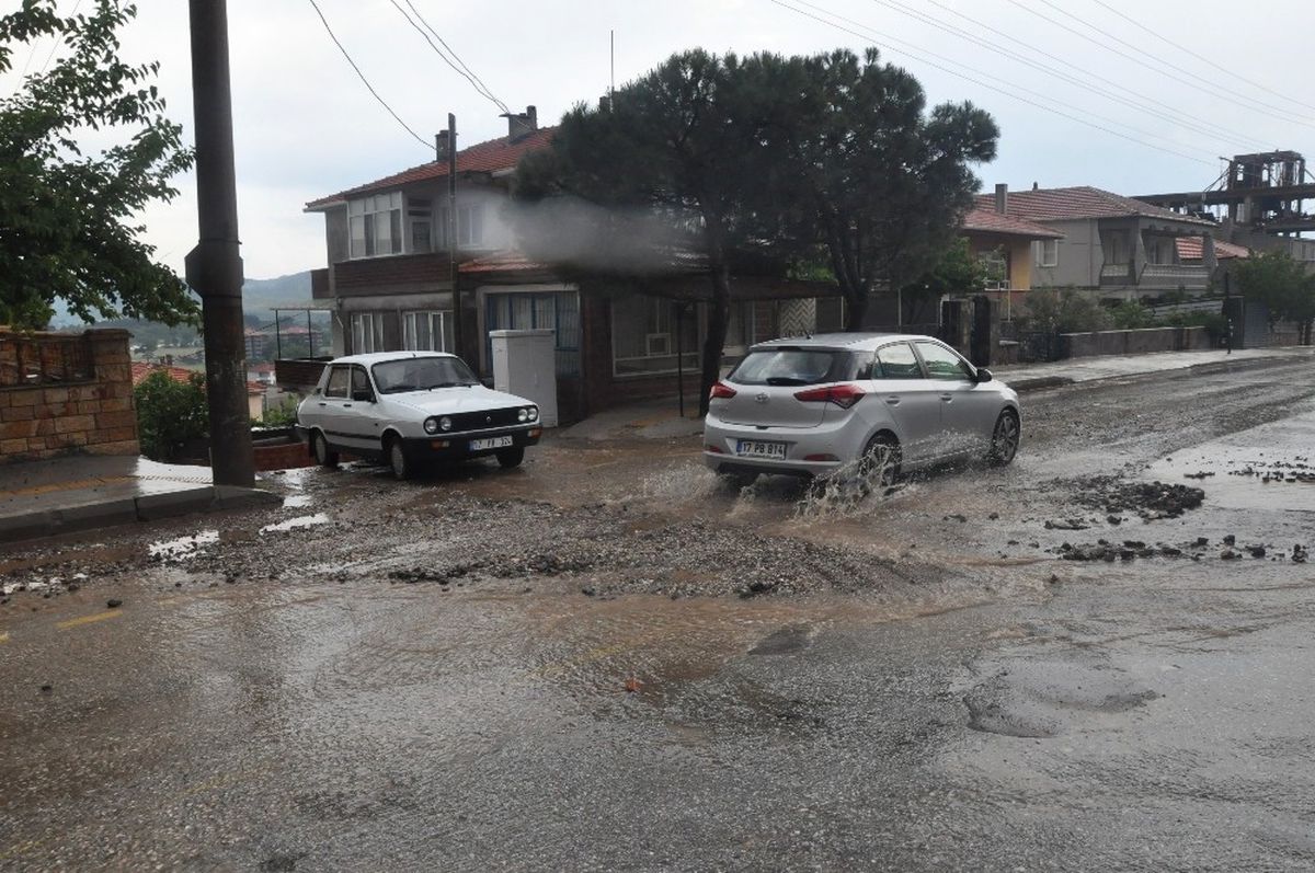 Ayvacık\'ta Şiddetli Yağış Sürücülere Zor Anlar Yaşattı