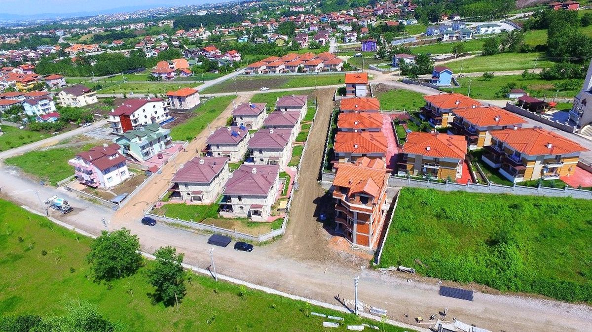 Başiskele\'de 3 Sokağın Yolu Betonla Kaplandı