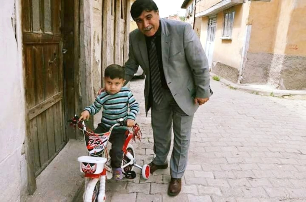 Belediye Başkanı Mustafa Koca, Yetim Çocuğun Bisiklet İsteğini Yerine Getirdi