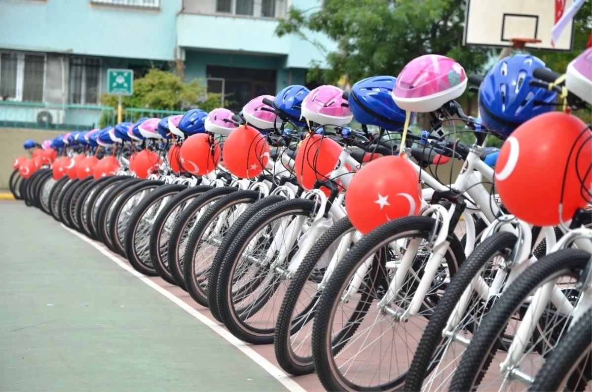 Belediye Öğrencilere Bedava Bisiklet Dağıttı