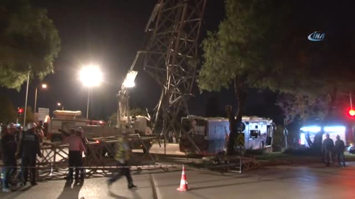 Belediye Otobüsü Yüksek Gerilim Hattı Direğine Çarptı: 1 Yaralı