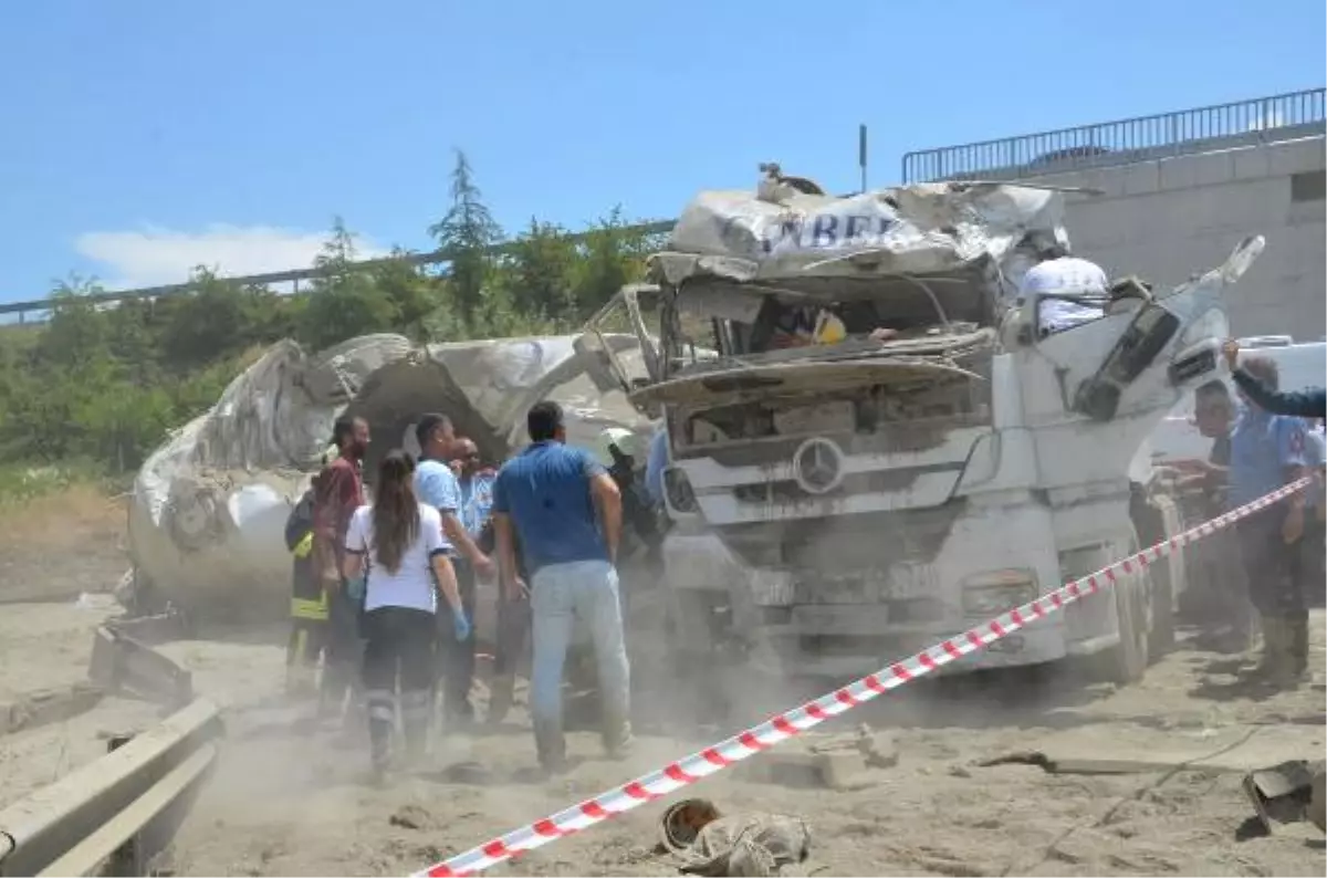 Beton Mikseri Köprüden Uçtu, Sürücü Yaralandı