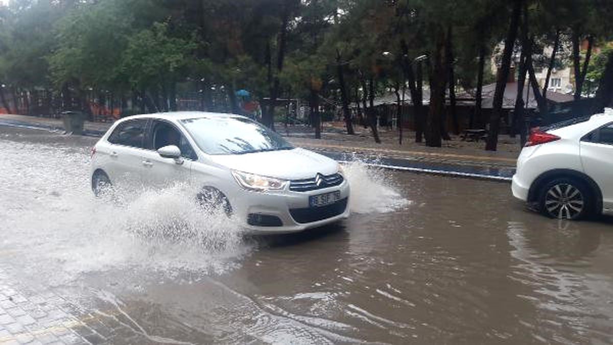 Bursa\'da Sağanak Yağmur Hayatı Olumsuz Etkiledi