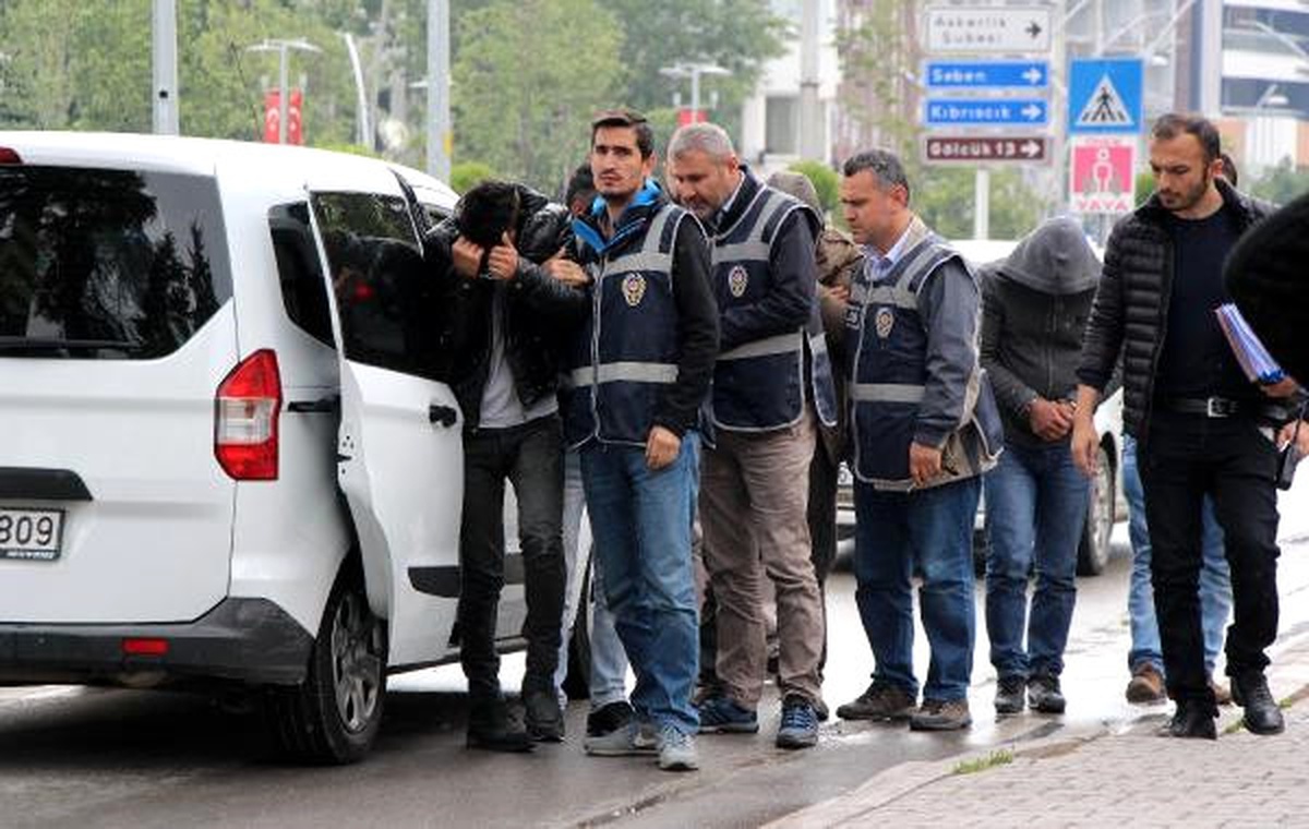 Çaldıkları Otomobilleri Parçalarken Yakalandılar