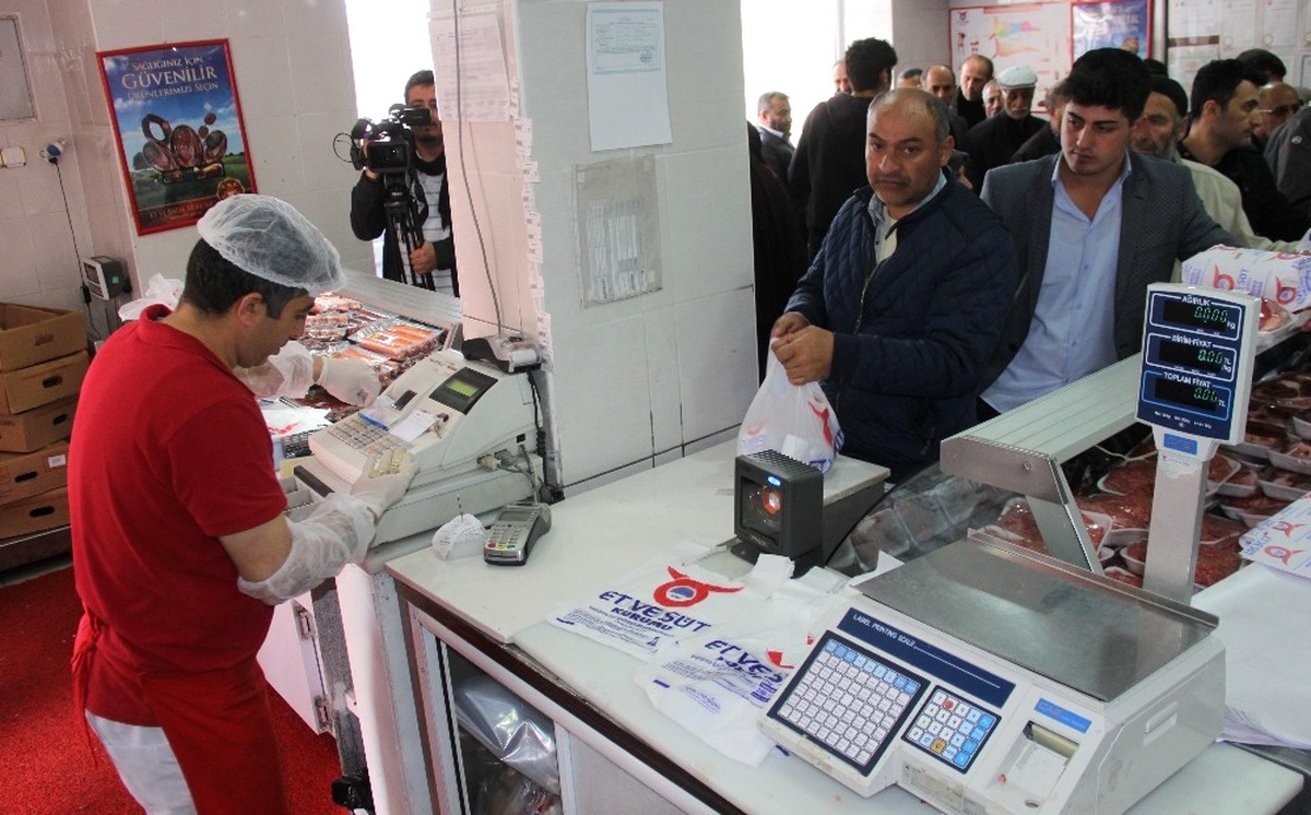 Dha İstanbul- Et ve Balık Kurumu Mağazaları Önünde Ucuz Et Yoğunluğu