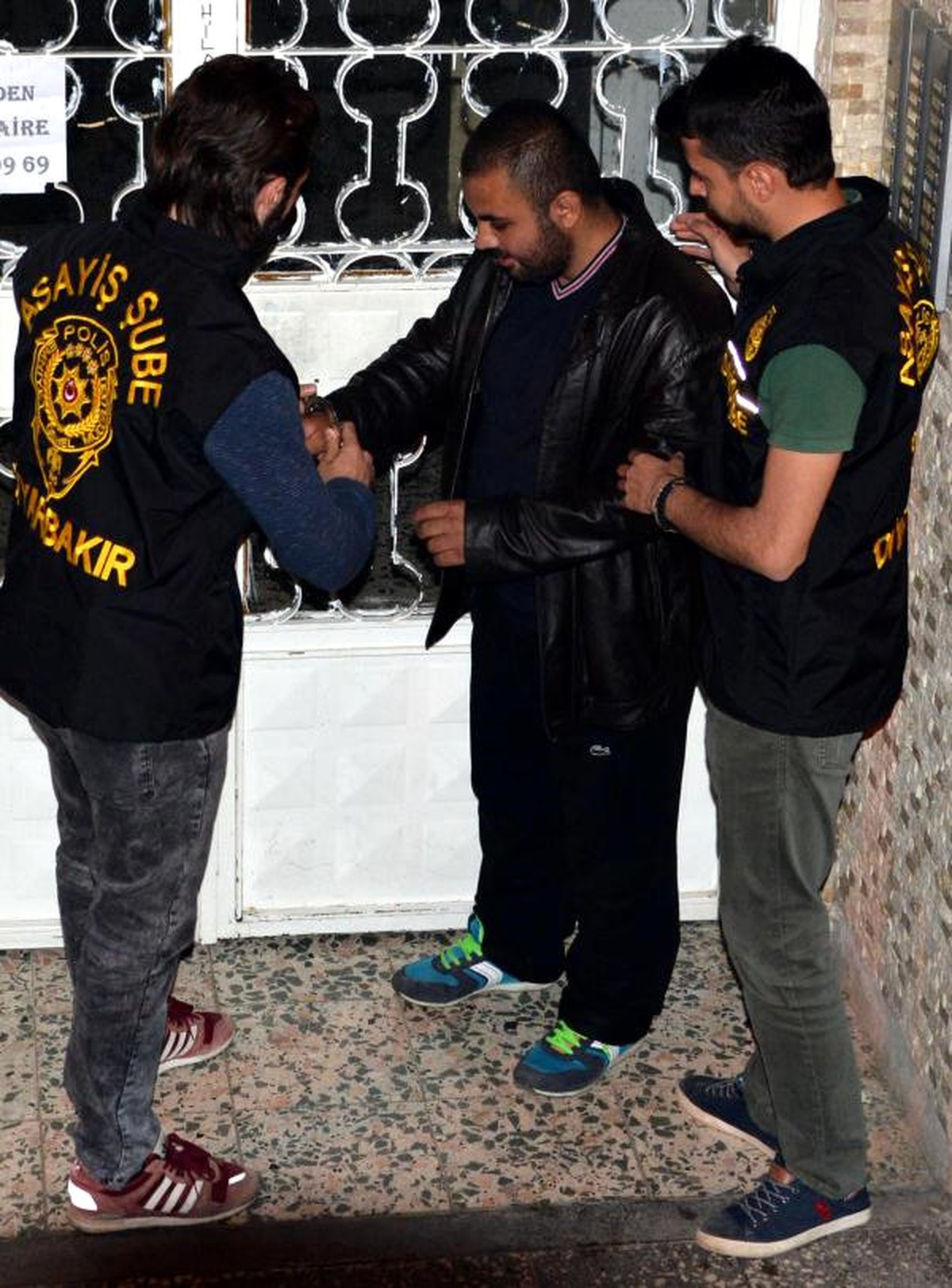 Diyarbakır\'da Yolda Yürüyen Çifte Saldıran Şahıs Yakalandı