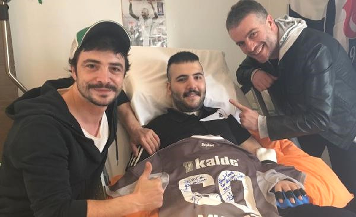 Doğum Gününü 2\'nci Kez Hastanede Geçiren Liseli Emre\'ye Videolu 300 Kutlama Mesajı Kampanyası