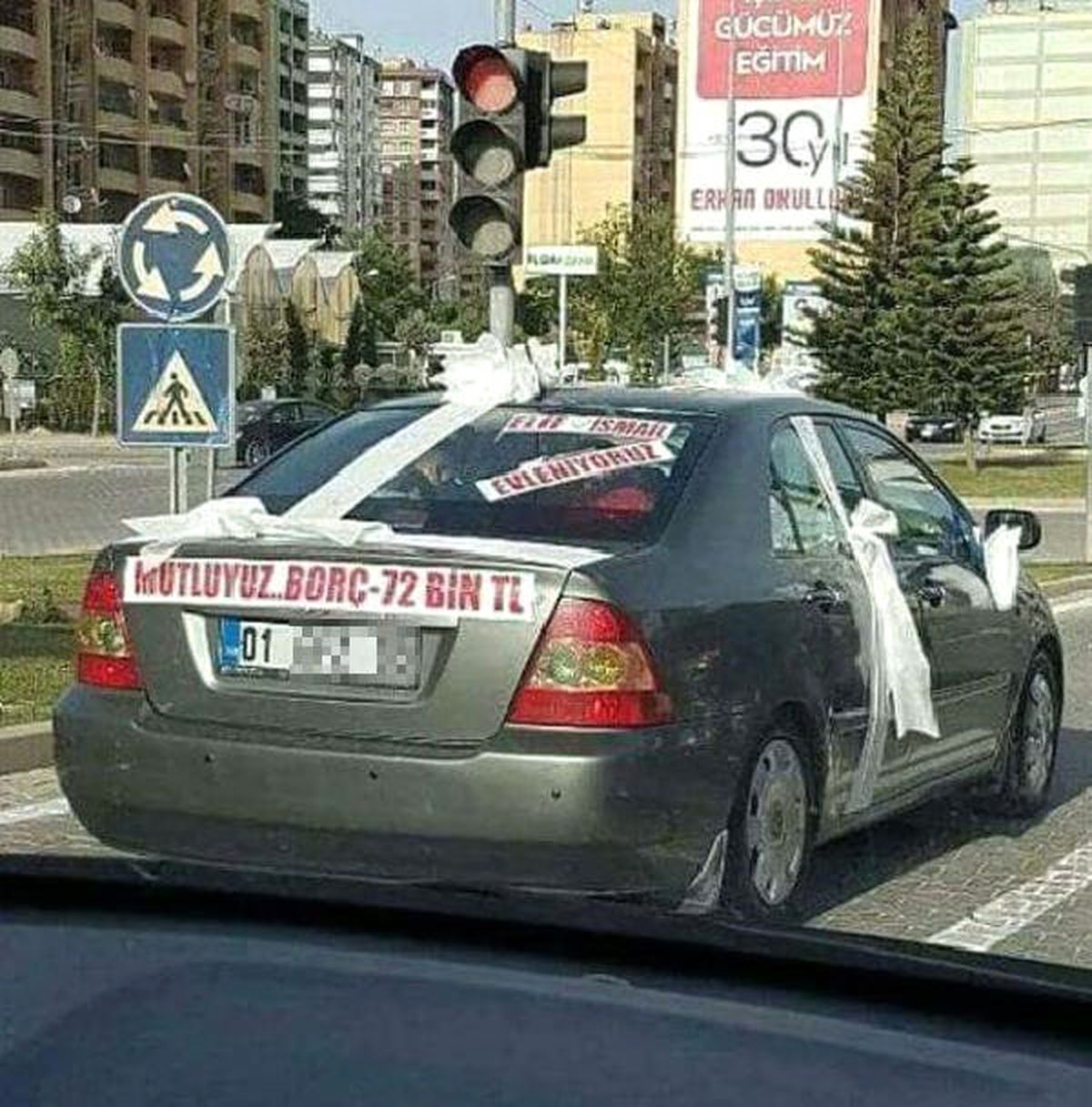 Düğün Arabasında Borç Yakınması