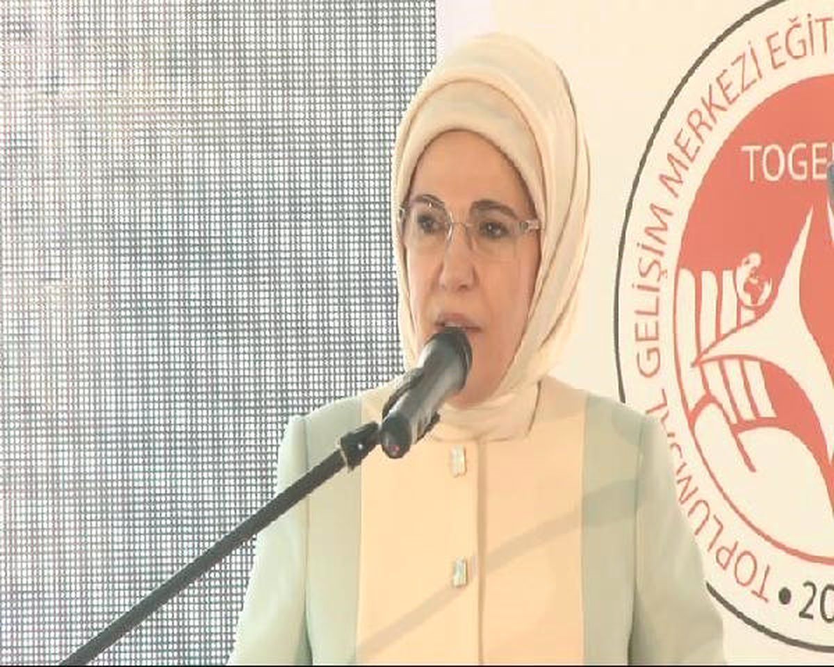 Emine Erdoğan: "Mülteci Meselesi Sadece Ekonomik ve Siyasi Bir Mesele Değil Ahlaki ve İnsani