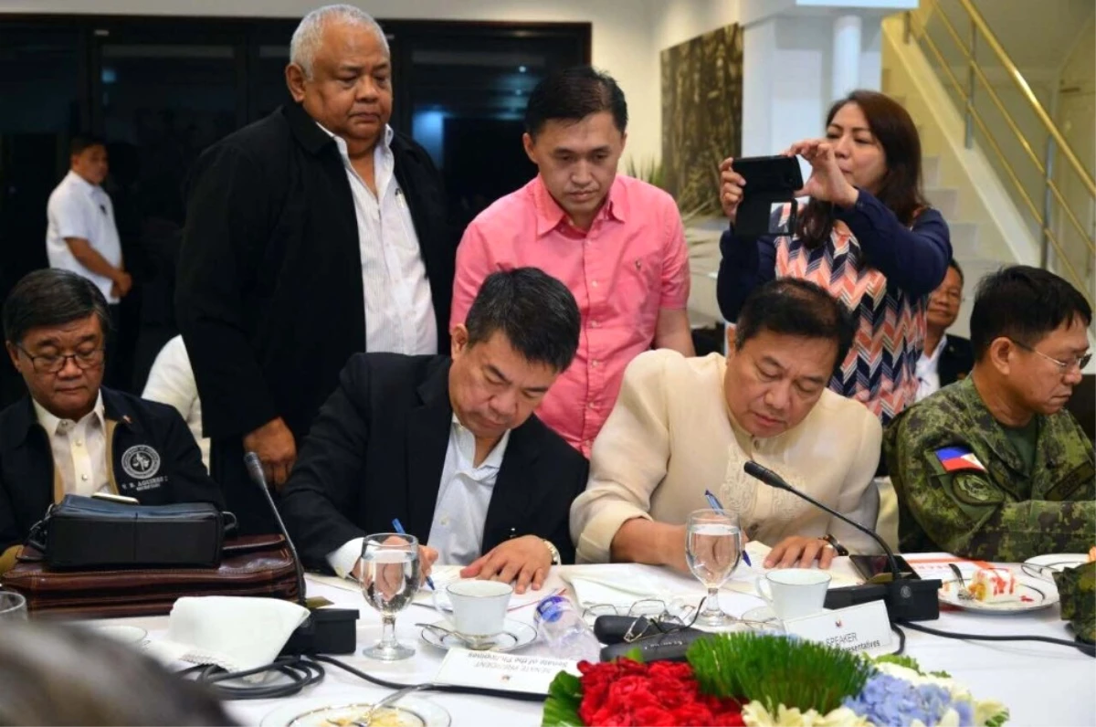 Filipinler Devlet Başkanı Duterte, Sıkı Yönetim Yasasını İmzaladı