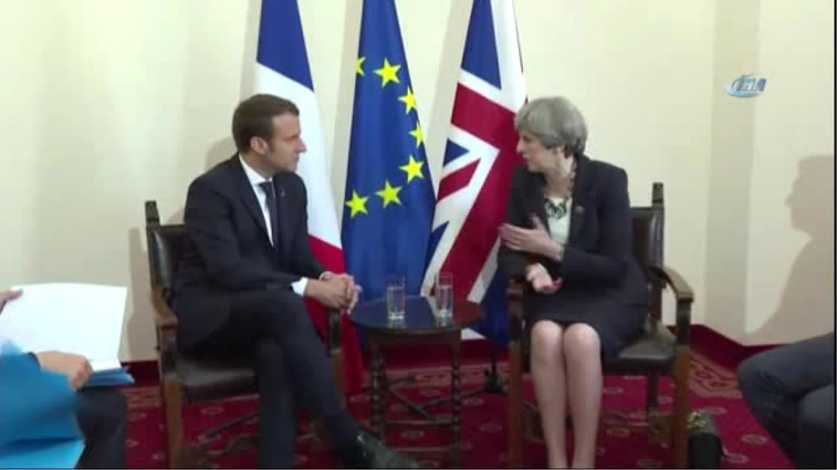 Fransa Cumhurbaşkanı Macron, Theresa May ile Görüştü