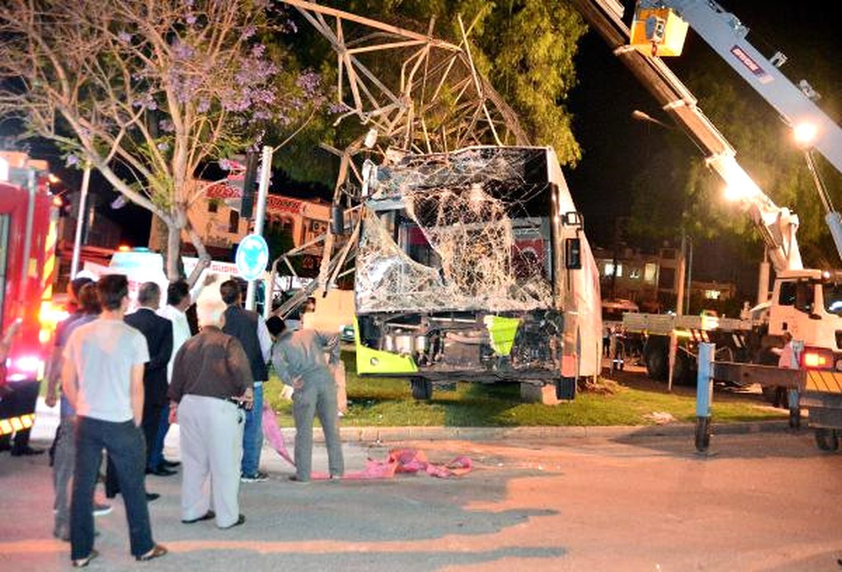 Freni Boşalan Otobüs, Yüksek Gerilim Hattı Direğine Çarptı