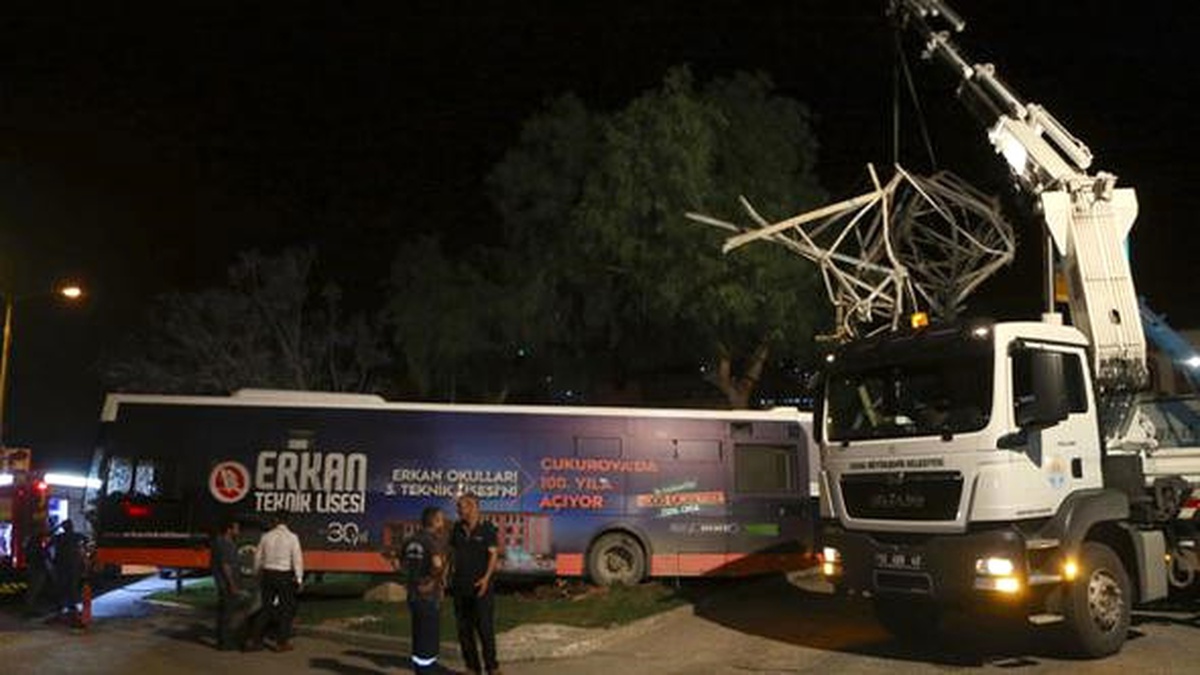 Freni Boşalan Otobüs, Yüksek Gerilim Hattı Direğine Çarptı